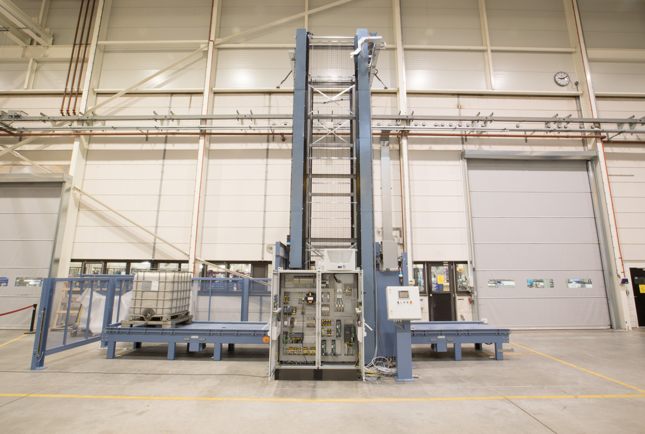 https://vmi-group.com/app/uploads/2018/05/2018-02-VMI-Vertical-Pallet-Lift-002.jpg